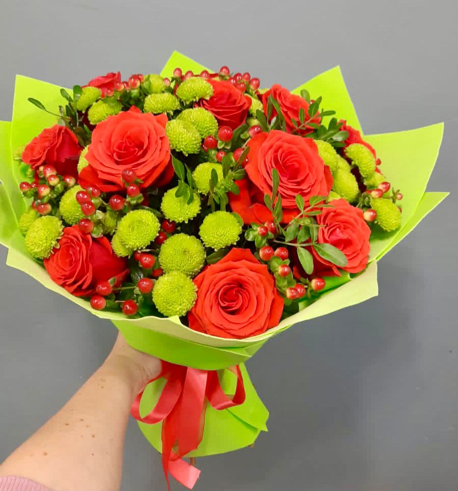 Букет цветов из: Хризантемы и Розы в Эльбане