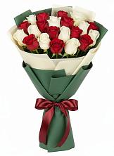 Микс из красных и белых роз