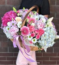 Композиция солнечный день в Эльбане Цветочная композиция из Розы, Хризантемы, Пионы и Лизиантусы в корзине в Эльбане