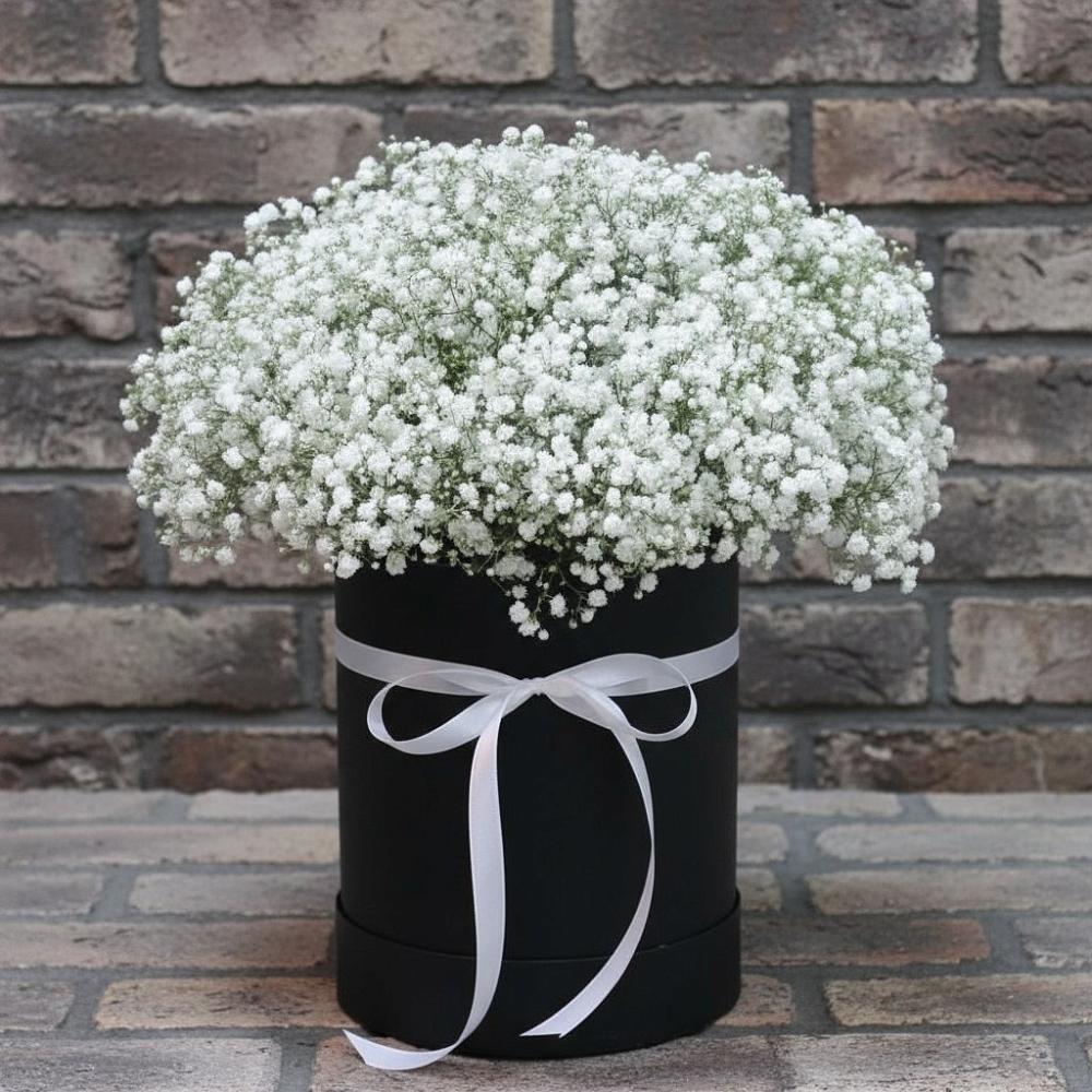 Цветочная композиция из Гипсофила в шляпной коробке в Эльбане