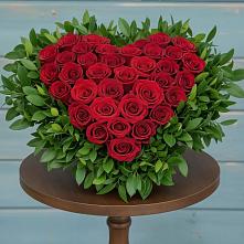 Цветочная композиция из Розы в виде сердца в Эльбане