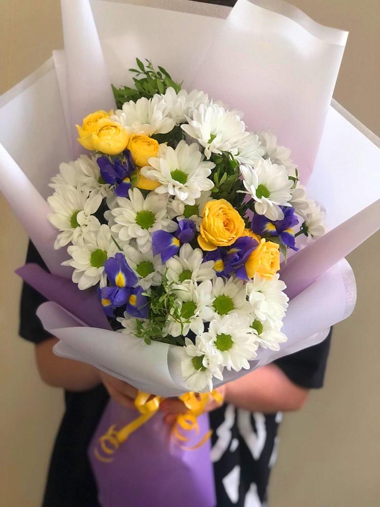 Букет цветов из: Ирисы, Хризантемы и Розы в Эльбане