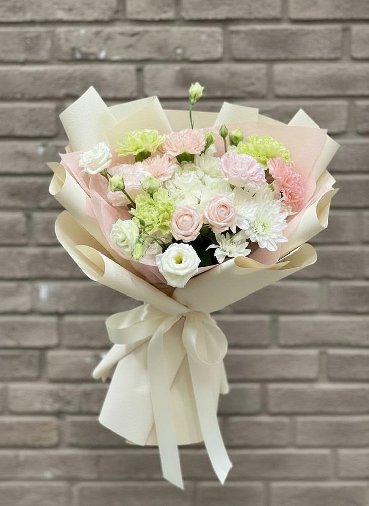 Букет цветов из: Гвоздики, Розы, Лизиантусы и Хризантемы в Эльбане