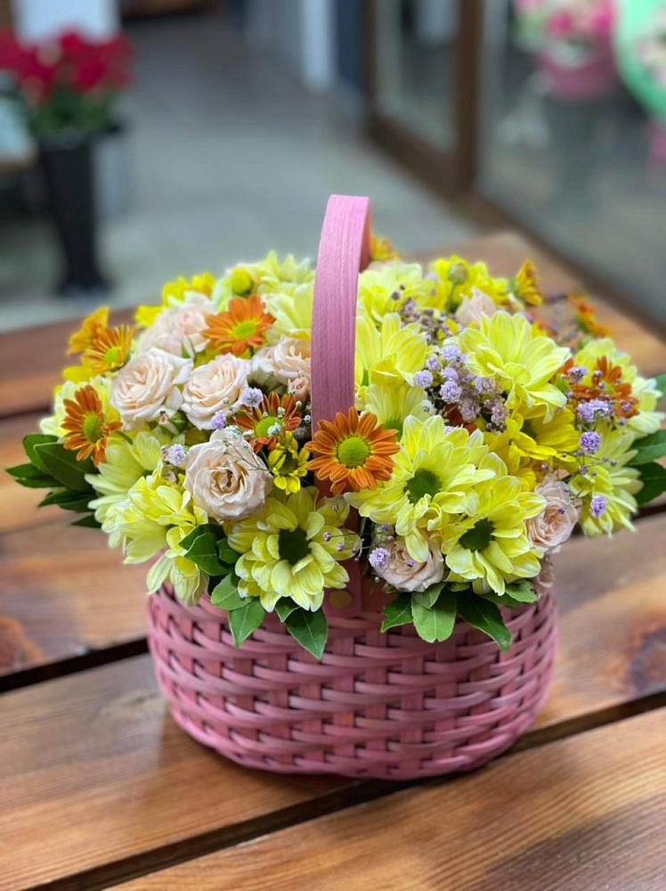 Цветочная композиция из Хризантемы и Розы в корзине в Эльбане