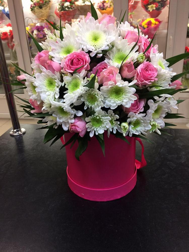 Цветочная композиция из Розы и Хризантемы в шляпной коробке в Эльбане