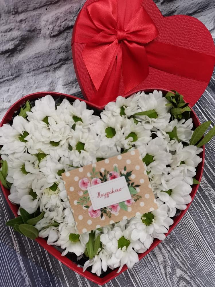 Цветочная композиция из Хризантемы в виде сердца в Эльбане