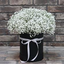 Цветочная композиция из Гипсофила в шляпной коробке в Эльбане