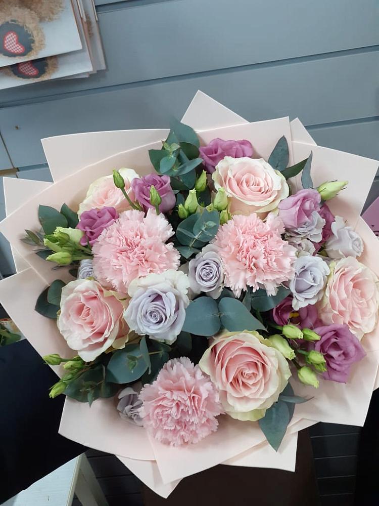 Букет цветов из: Розы, Гвоздики и Лизиантусы в Эльбане