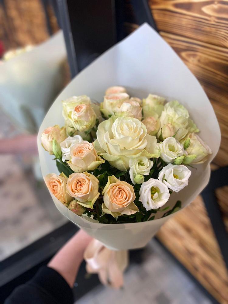 Букет цветов из: Розы и Лизиантусы в Эльбане